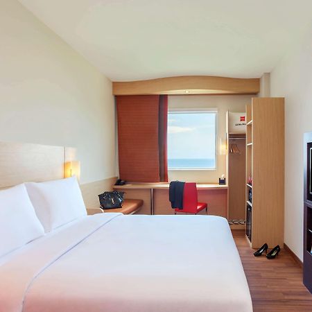 Ibis Manado City Center Boulevard Exterior photo