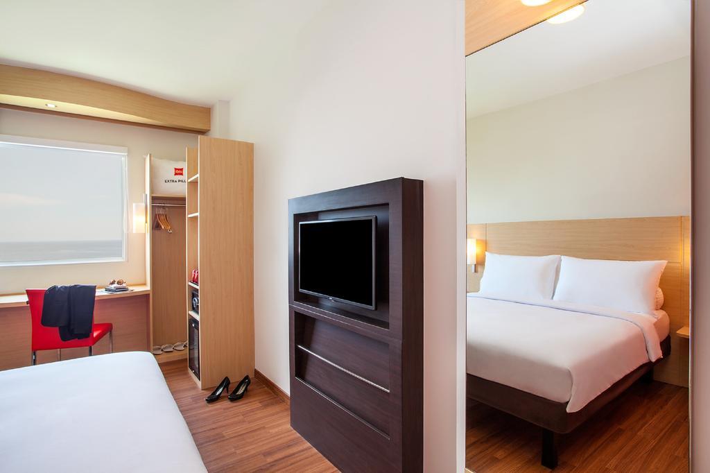 Ibis Manado City Center Boulevard Exterior photo